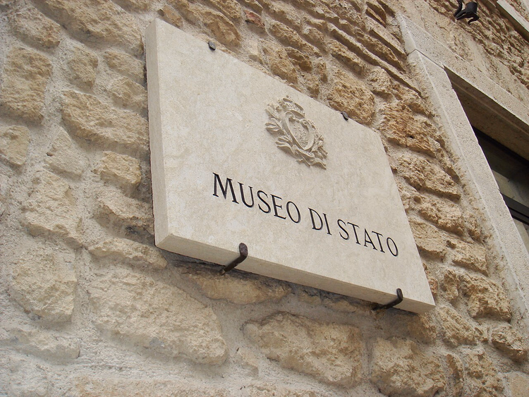 Museo di Stato-plakett på en steinvegg