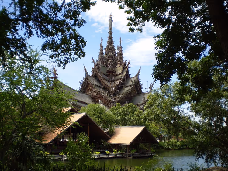 Santuario della Verità sul mare a Pattaya