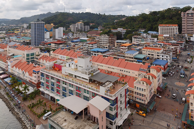 Centre-ville et front de mer de Sandakan vus d'en haut