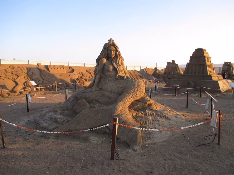 Zandsculptuur van een zeemeermin op een festival in Lara