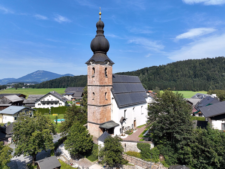 Kirche St. Leonhard in Grödig im Sommer
