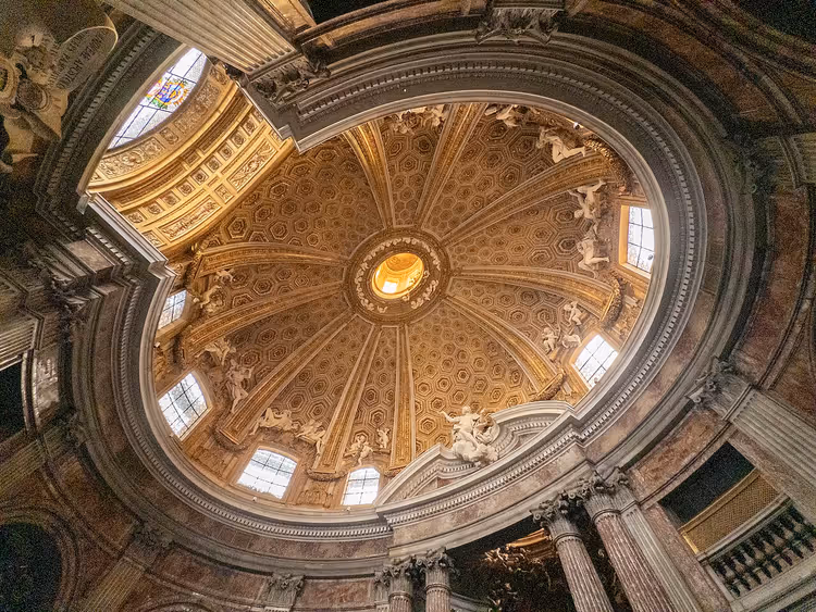 Den forgylte kuppelen til Sant'Andrea al Quirinale med kassetter og engler