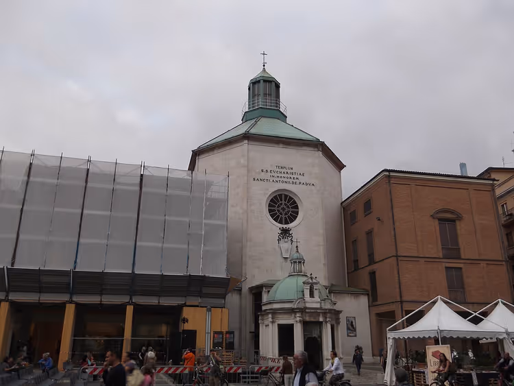 Kerk met een koepel in Rimini tegen de lucht