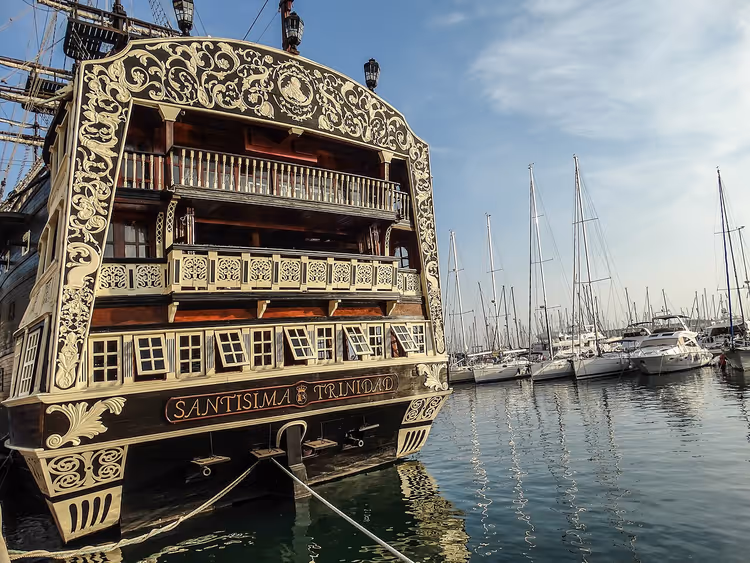 Кормовая часть парусника Santísima Trinidad в порту Аликанте