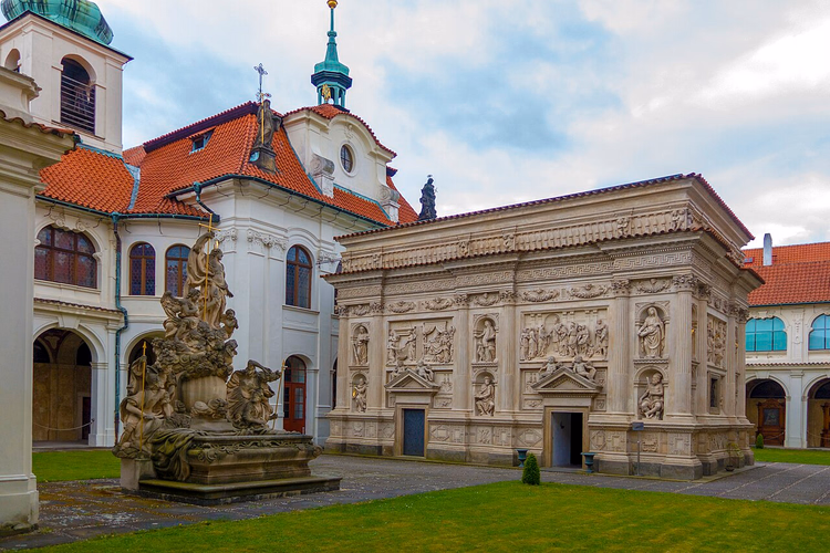 Kapel van de Santa Casa op de binnenplaats van de Praagse Loreto