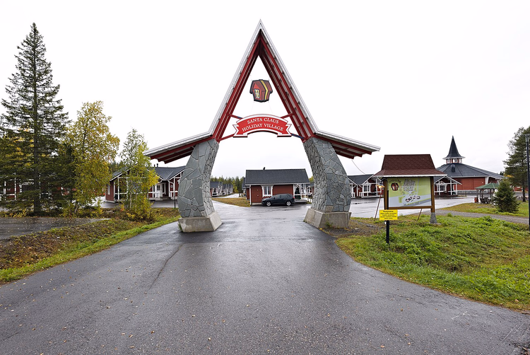 Santa Claus Holiday Village'i sissepääsuvärav majakestega