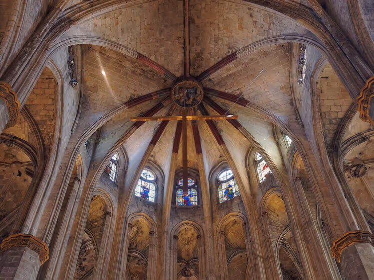 Gewelf en glas-in-lood van de apsis van de basiliek Santa Maria del Mar