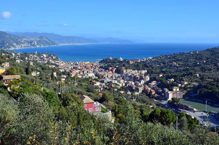 Denizin üstündeki tepelerden Santa Margherita Ligure panoraması