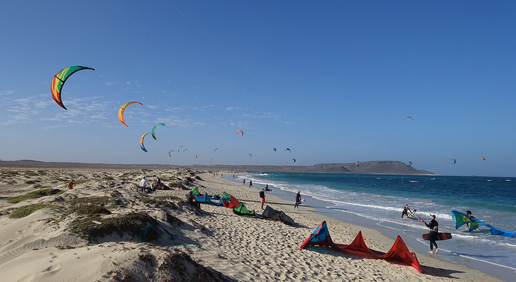 kitesurfeurs et cerfs-volants colorés sur la plage de Sal