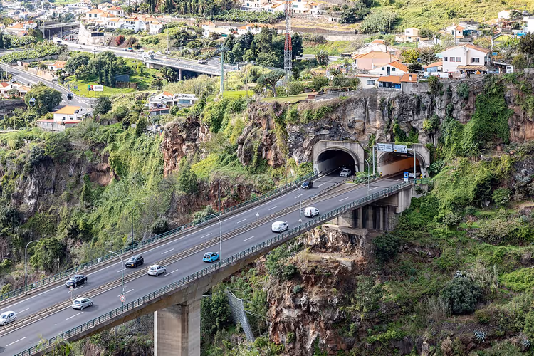 Tunel na drodze szybkiego ruchu Madery