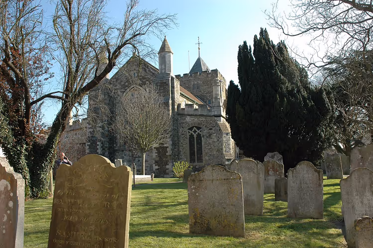 St Mary's Church in Rye mit Kirchhof und Grabsteinen