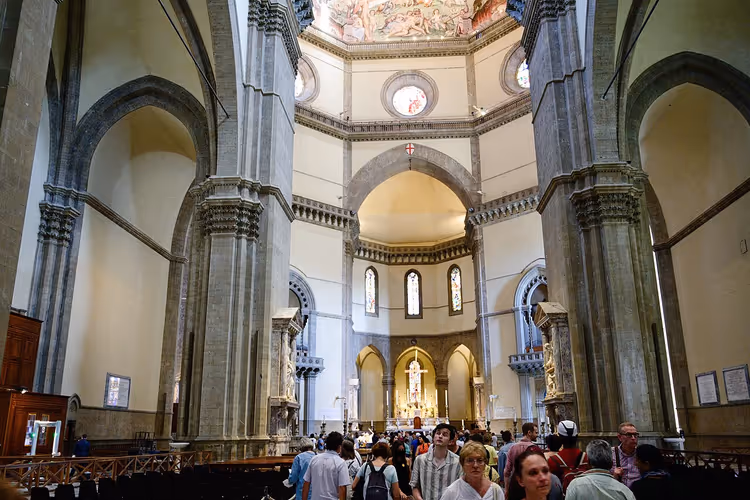 Mensen in de kathedraal met hoge bogen