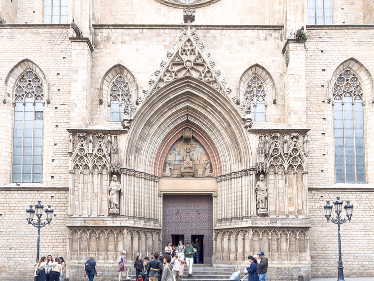 Turistlerle Santa Maria del Mar Bazilikası'nın Gotik portali