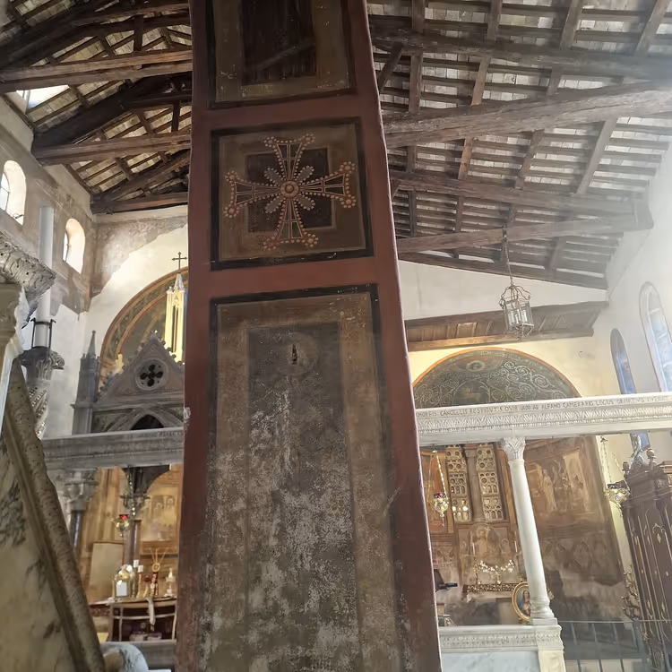 Bir sütun üzerindeki resimle Santa Maria in Cosmedin Kilisesi'nin iç mekânı