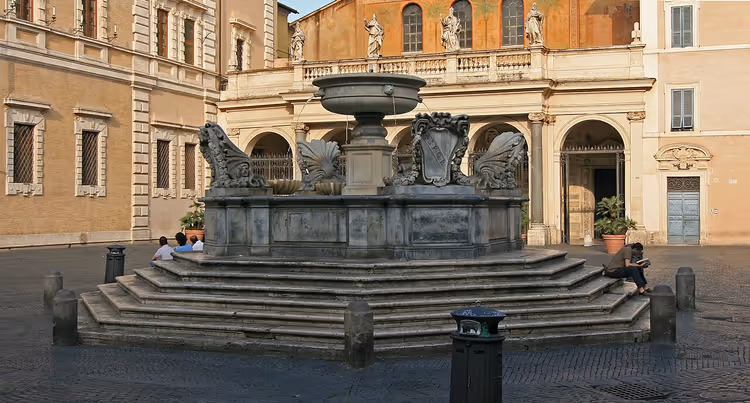 Trastevere'deki Piazza Santa Maria'daki çeşme