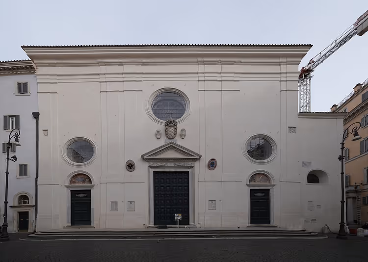 Den hvite fasaden til Santa Maria sopra Minerva i Roma