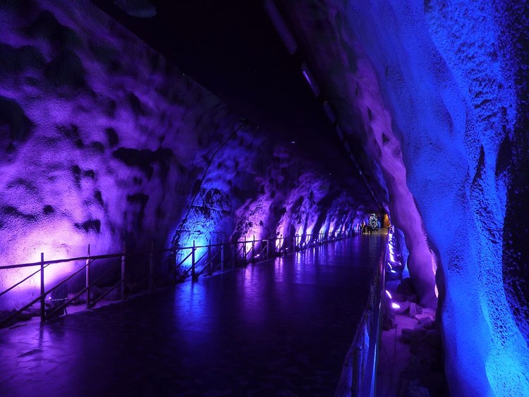 Opplyst tunnel i SantaPark-hulen