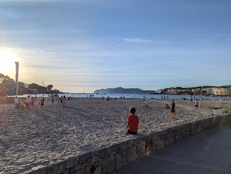 Santa Ponsa-stranden om kvelden med folk