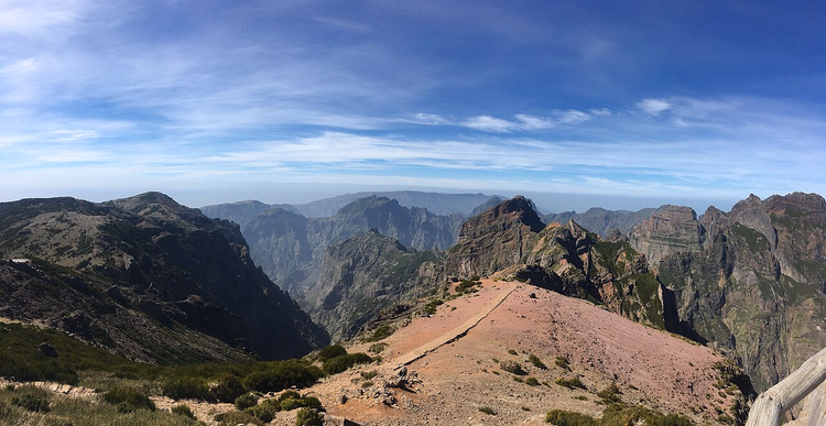 Sti fra Pico do Arieiro blant klipper og fjellkammer