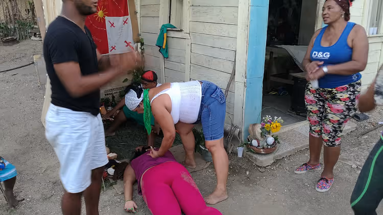 Bir Küba evinin avlusunda Santeria töreni