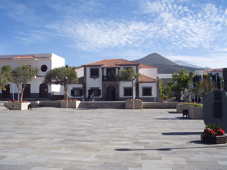 Plassen og rådhuset i Santiago del Teide på Tenerife