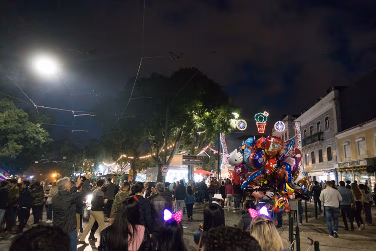 Lizbon sokaklarında gece festivali kalabalığı