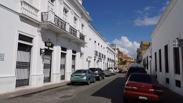 Santo Domingo'da beyaz cepheli sömürge dönemi sokağı
