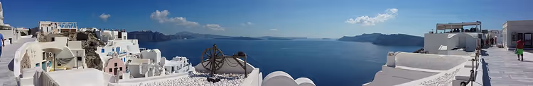 Panorama der weißen Häuser in Oia über der Caldera von Santorin
