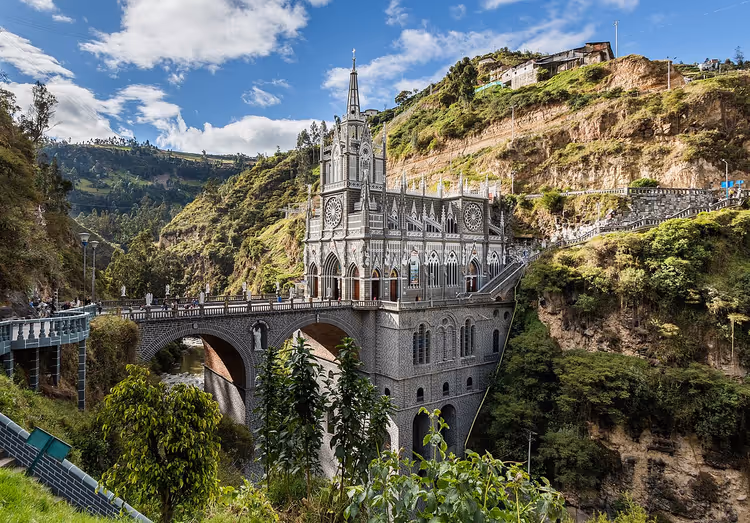 Las Lajas-helligdommen over en kløft i Colombia