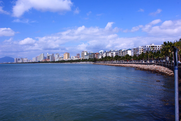 Promenade van Sanya Bay met palmbomen en hotels