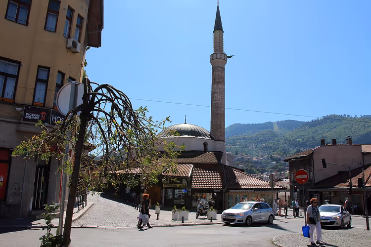 Čekrekčija-Moschee und eine Straße in Sarajevo