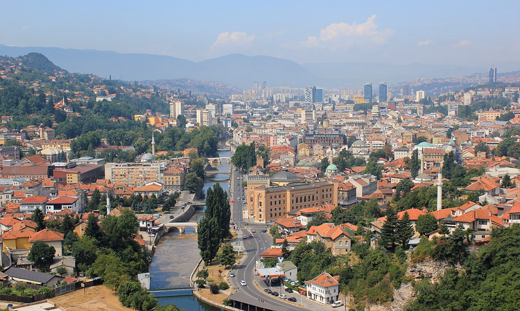 Panorama von Sarajevo mit der Miljacka und Bergen
