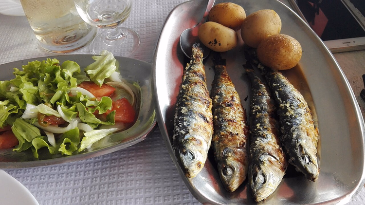 Gegrillte Sardinen mit Kartoffeln und Salat