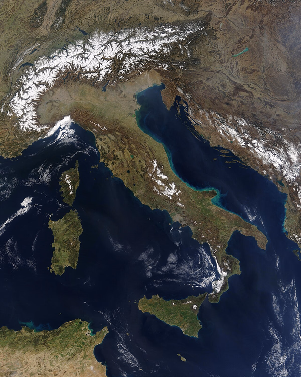 immagine satellitare dell'Italia con Sicilia e Sardegna