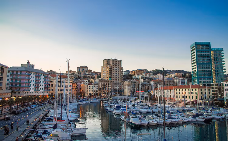 Havnen i Savona med yachter og strandpromenade