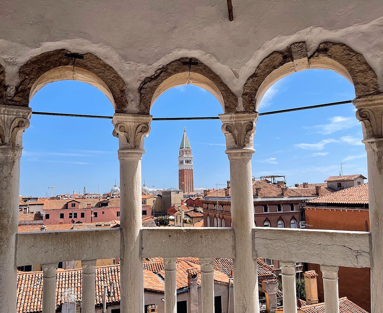 Blick von der Wendeltreppe des Palazzo Contarini del Bovolo auf den Markusdom