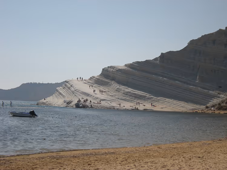 Deniz kenarındaki Scala dei Turchi'nin beyaz basamaklı kayalığı