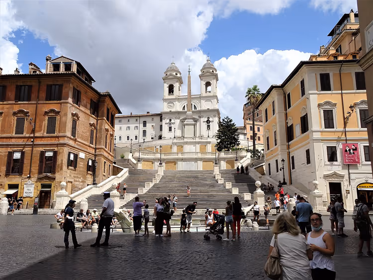 Den spanske trappen i Roma med kirken på toppen