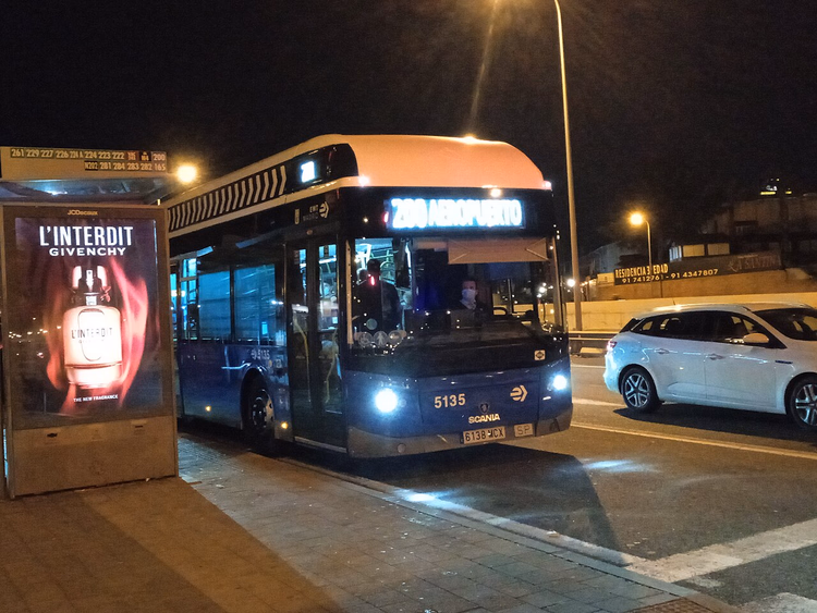 EMT-Bus 200 zum Flughafen bei Nacht