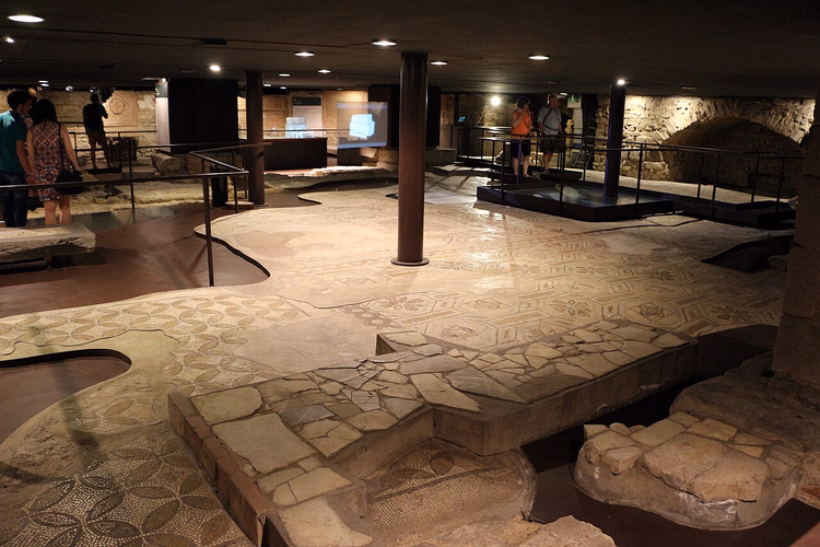 Mozaïekvloer en ruïnes in de crypte van Santa Reparata