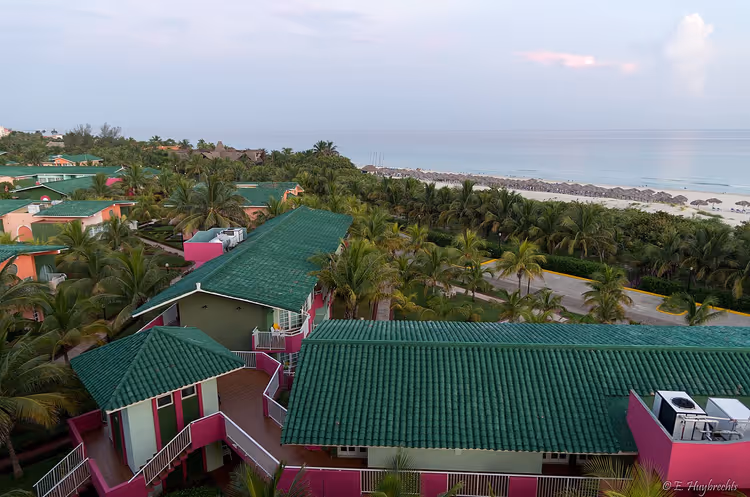 Barcelo Solymar resortbygg med grønne tak ved havet