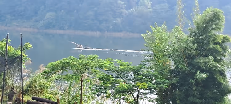 See mit einem Boot in den grünen Hügeln von Meghalaya