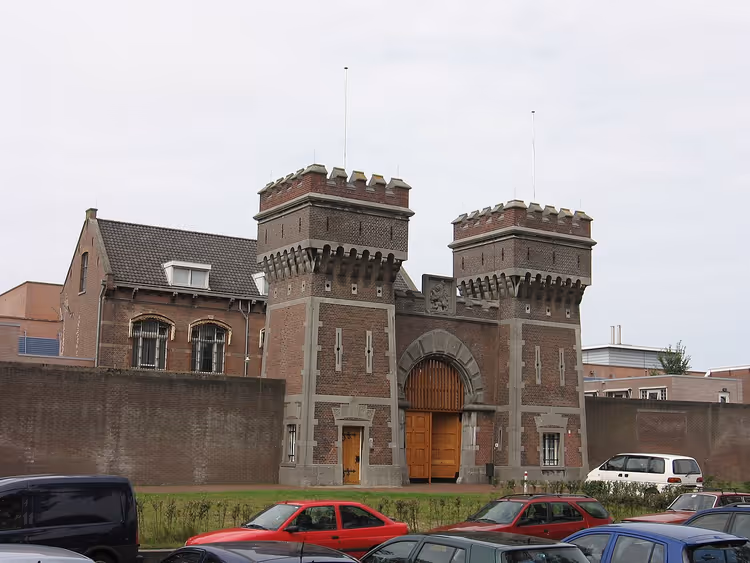 Mursteinsporten til Scheveningen fengsel med to tårn