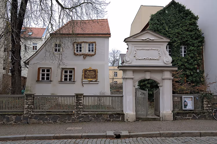 Kapılı ve çitli Schiller Evi Müzesi