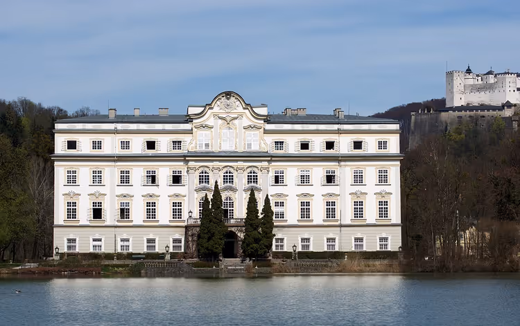 Slottet Leopoldskron over dammen, festningen Hohensalzburg i det fjerne