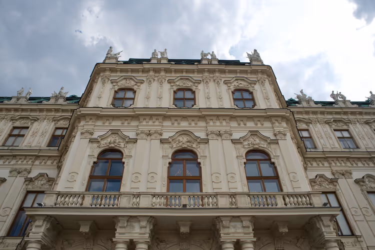 Fasaden til Belvedere slott med balkong og statuer