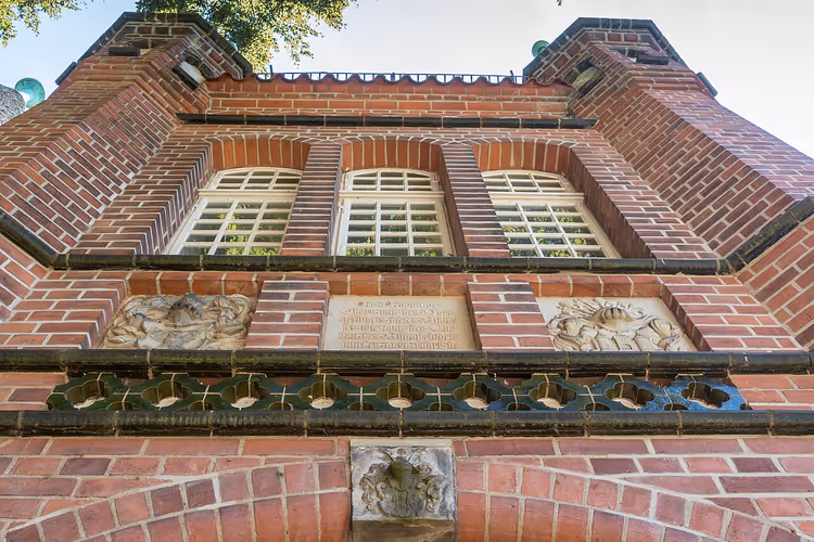 Mursteinsfasaden til Bergedorf slott med vinduer og relieffer