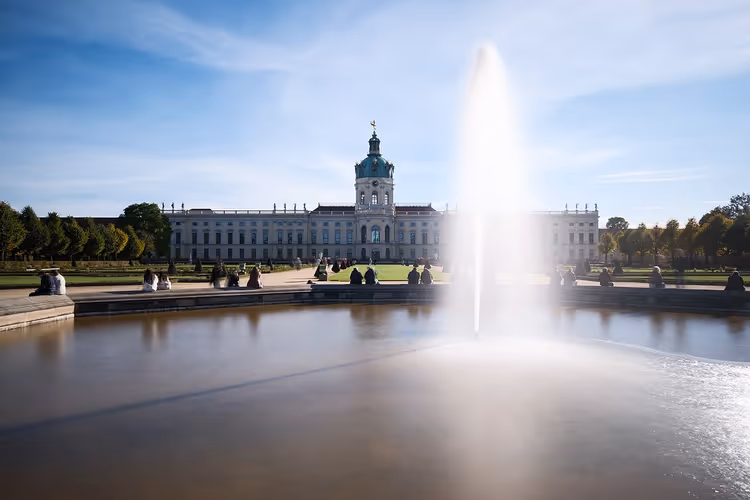 Schloss Charlottenburg mit Springbrunnen und Teich