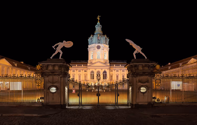 Geceleyin Charlottenburg Sarayı, kubbesi ve kapıları