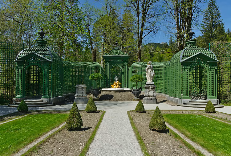 Parterre van de tuin van Linderhof met fontein en paviljoenen